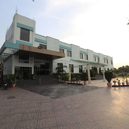 Oyo 33387 Laxmi Lawn And Resort Suite Lucknow Zewnętrze zdjęcie